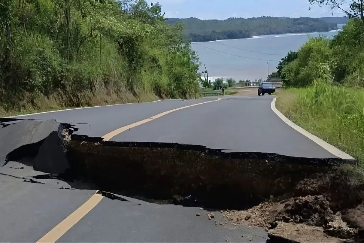 Earthquake damages on Pedasi Road. By Estrella.