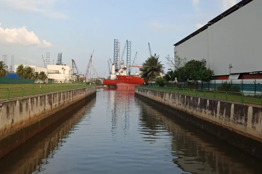 Tuas shipyard at Tuas South Avenue 5 By RectorRocks - Own work, CC BY-SA 4.0, https://commons.wikimedia.org/w/index.php?curid=71796303 Singapore Automated Port
